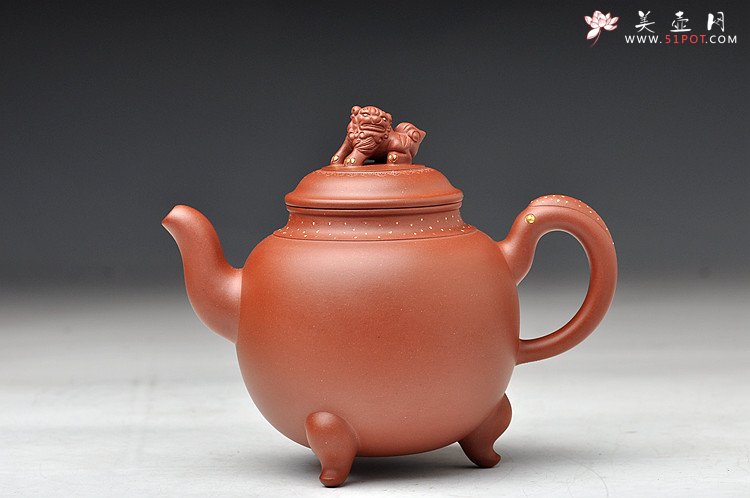 紫砂壶图片：昂然有力 手工点砂 全手三足瑞兽 真金点睛有气势 - 美壶网