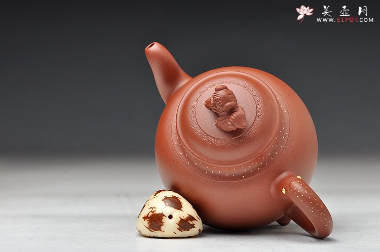 紫砂壶图片：昂然有力 手工点砂 全手三足瑞兽 真金点睛有气势 - 美壶网
