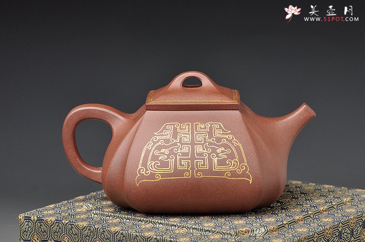紫砂壶图片：气度不凡 真金装饰 古色古香 全手四方抽角 - 美壶网
