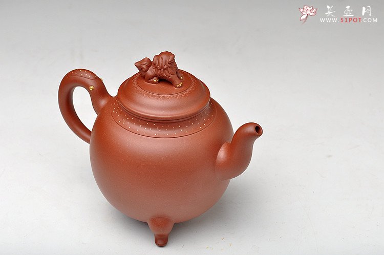 紫砂壶图片：昂然有力 手工点砂 全手三足瑞兽 真金点睛有气势 - 美壶网