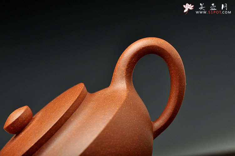 紫砂壶图片：曲峰经典作品 实用精工 降坡泥汉扁 线条流畅 - 美壶网