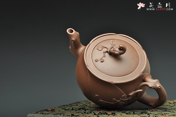 紫砂壶图片：嵌盖 梅枝疏朗得趣 含苞待放 - 美壶网
