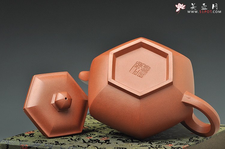 紫砂壶图片：景舟款藏六方 何卫枫全手新作 端庄周正 做工精致 - 美壶网