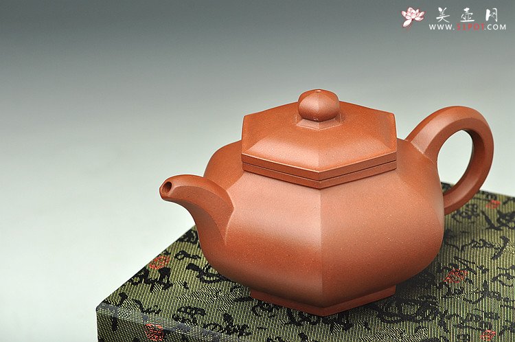 紫砂壶图片：景舟款藏六方 何卫枫全手新作 端庄周正 做工精致 - 美壶网