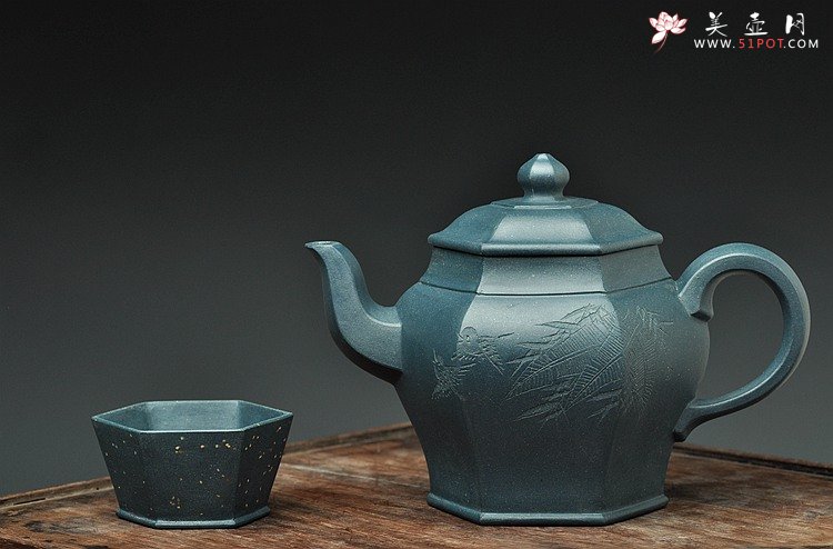 紫砂壶图片：国大师李昌鸿装饰  全手六方 墨绿泥 挺拔俊秀 史金妹经典代表作 - 美壶网