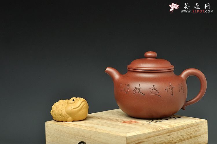 紫砂壶图片：器形端庄 体态丰盈 实用精品 文气莲子 古雅人物 - 美壶网