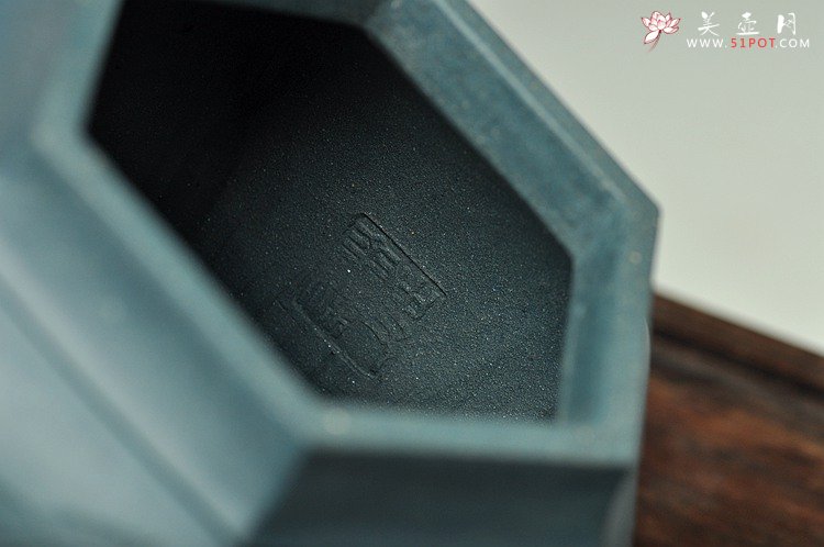 紫砂壶图片：国大师李昌鸿装饰  全手六方 墨绿泥 挺拔俊秀 史金妹经典代表作 - 美壶网