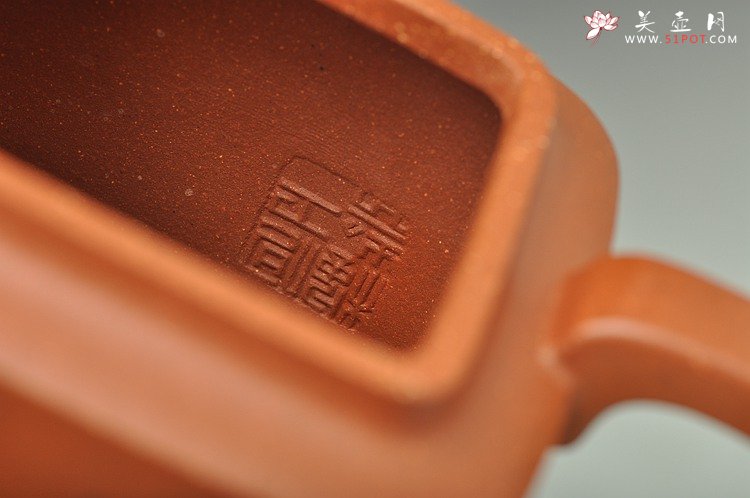 紫砂壶图片：何卫枫新作 全手四方云泉 端庄妍丽 通景山水 - 美壶网