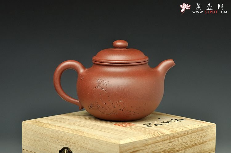 紫砂壶图片：器形端庄 体态丰盈 实用精品 文气莲子 古雅人物 - 美壶网