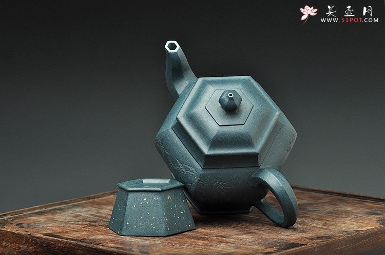 紫砂壶图片：国大师李昌鸿装饰  全手六方 墨绿泥 挺拔俊秀 史金妹经典代表作 - 美壶网