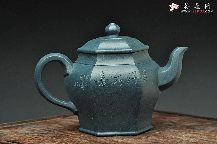 紫砂壶图片：国大师李昌鸿装饰  全手六方 墨绿泥 挺拔俊秀 史金妹经典代表作 - 美壶网
