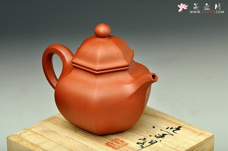 紫砂壶图片：线条流畅 细节处理干净利索 全手六方掇球 - 美壶网