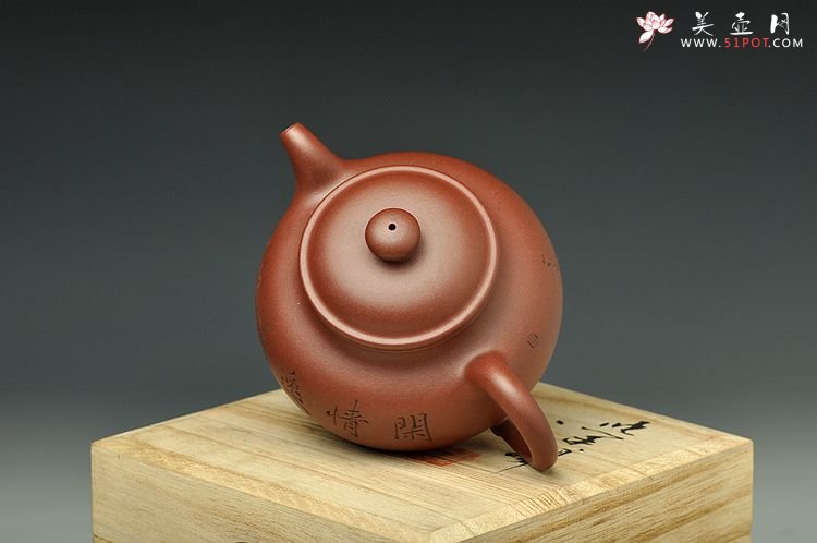 紫砂壶图片：器形端庄 体态丰盈 实用精品 文气莲子 古雅人物 - 美壶网