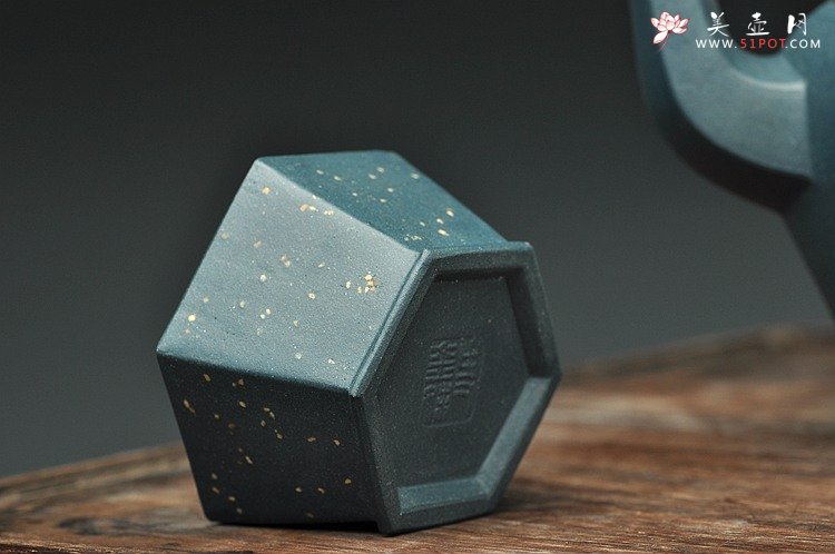 紫砂壶图片：国大师李昌鸿装饰  全手六方 墨绿泥 挺拔俊秀 史金妹经典代表作 - 美壶网