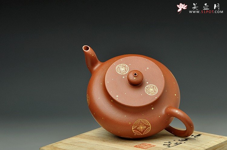 紫砂壶图片：曲峰新品 简洁明朗 全手金色年华 做工精致 - 美壶网