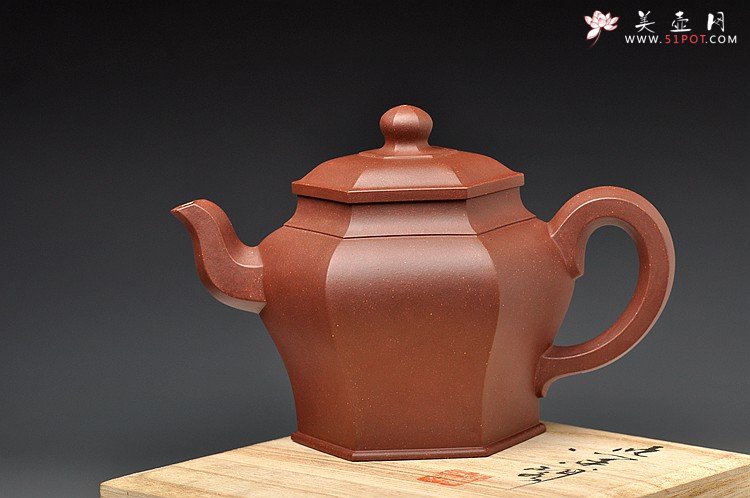 紫砂壶图片：厚重大气 线条优美 经典代表作 全手六方宫灯 - 美壶网