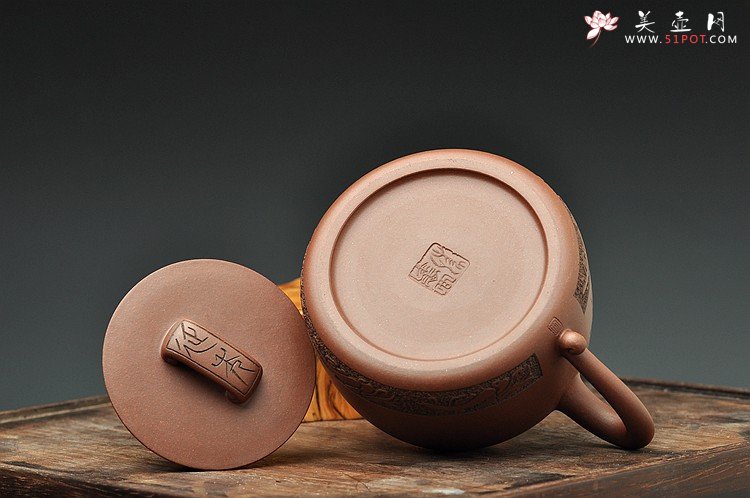 紫砂壶图片：曲峰原创 俊雅挺拔 如意 楚汉遗韵 钱伟刚装饰 紫泥底槽青一对 - 美壶网