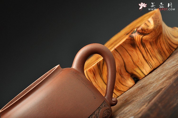 紫砂壶图片：曲峰原创 俊雅挺拔 如意 楚汉遗韵 钱伟刚装饰 紫泥底槽青一对 - 美壶网