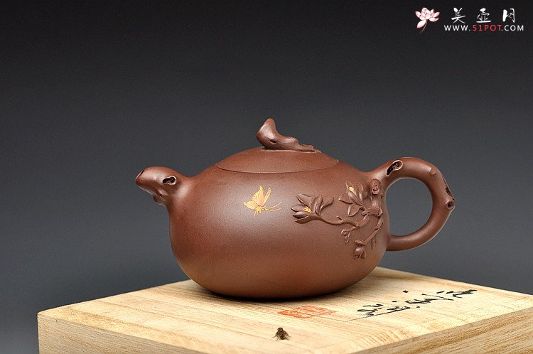 紫砂壶图片：实用花货 泥绘蝴蝶 玉兰相伴 蝶恋花 - 美壶网