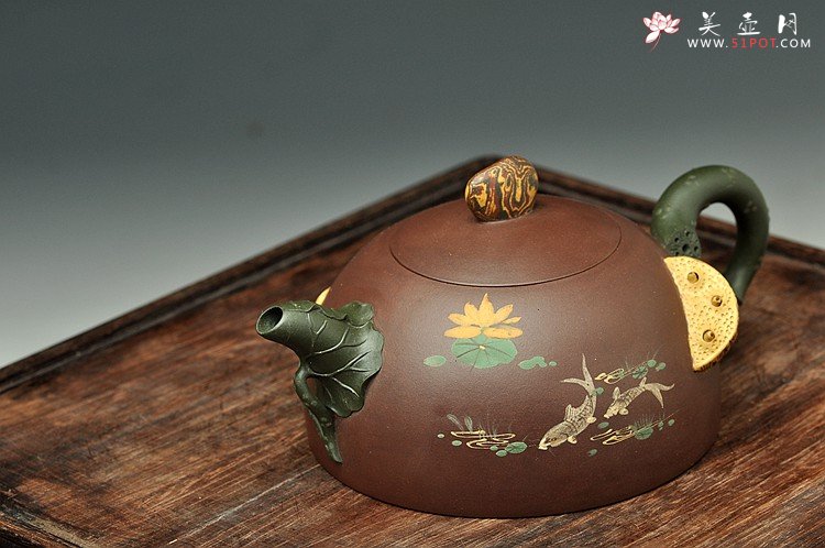 紫砂壶图片：崔巍健最新原创作品  荷塘月色 鱼戏莲叶东鱼戏莲叶西o(∩_∩)o  - 美壶网