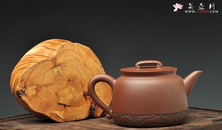 紫砂壶图片：曲峰原创 俊雅挺拔 如意 楚汉遗韵 钱伟刚装饰 紫泥底槽青一对 - 美壶网