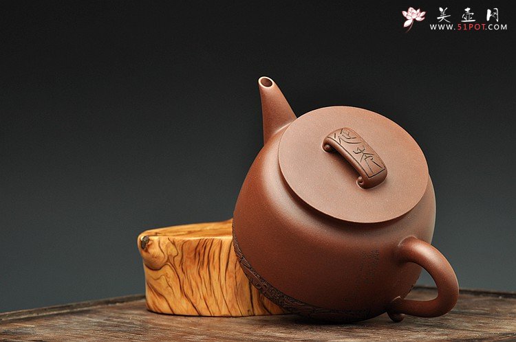 紫砂壶图片：曲峰原创 俊雅挺拔 如意 楚汉遗韵 钱伟刚装饰 紫泥底槽青一对 - 美壶网