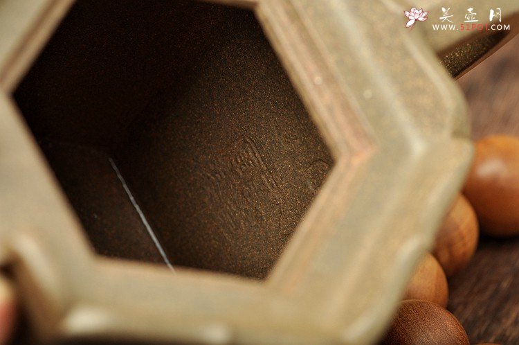 紫砂壶图片：庄严肃穆砂中佛 青灰段砂 老味具显 大僧帽 - 美壶网