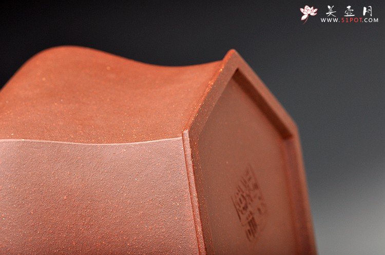 紫砂壶图片：厚重大气 线条优美 经典代表作 全手六方宫灯 - 美壶网