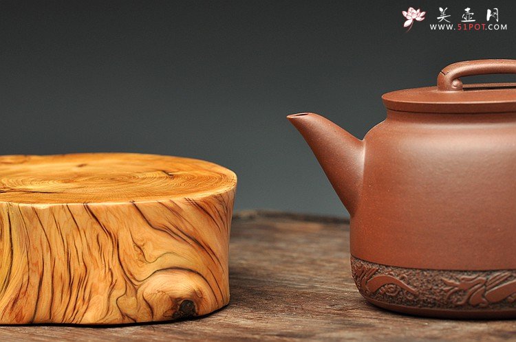 紫砂壶图片：曲峰原创 俊雅挺拔 如意 楚汉遗韵 钱伟刚装饰 紫泥底槽青一对 - 美壶网