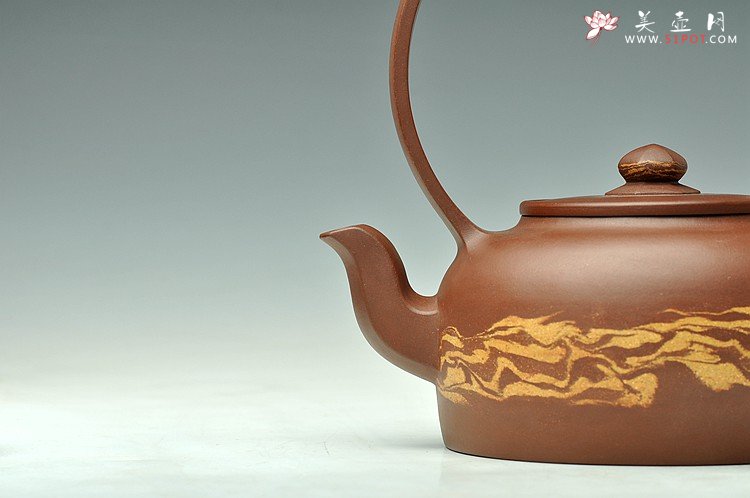 紫砂壶图片：闵祥君癸巳年扛鼎之作 全手超大品大彬提梁 通透绞泥之行云流水 动感十足 - 美壶网