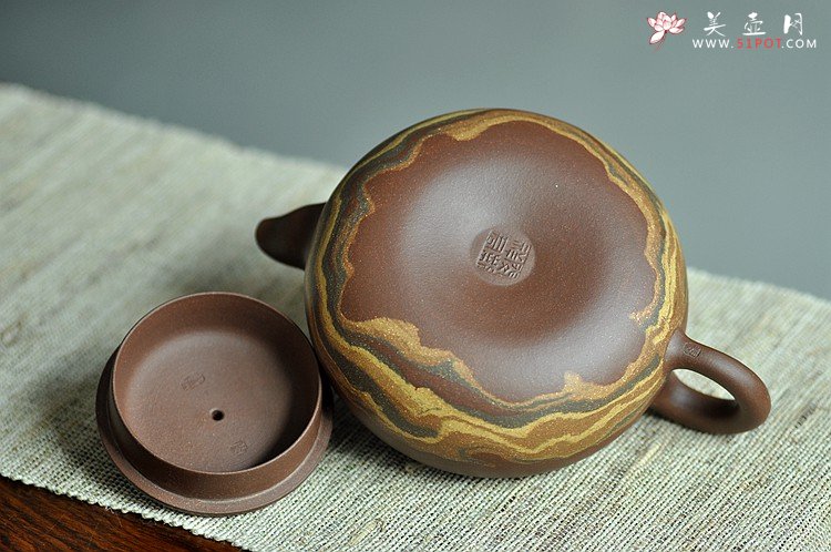 紫砂壶图片：国工师闵祥君近作 通透绞泥 大气厚重 大茄段  - 美壶网