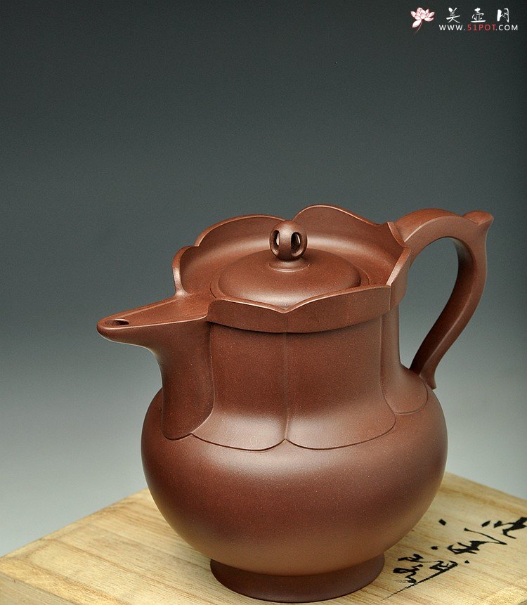 紫砂壶图片：挺拔俊秀  全手莲花僧帽 精工佳作 嵌盖 - 美壶网