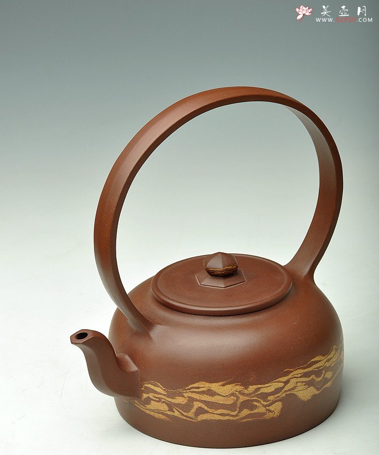 紫砂壶图片：闵祥君癸巳年扛鼎之作 全手超大品大彬提梁 通透绞泥之行云流水 动感十足 - 美壶网