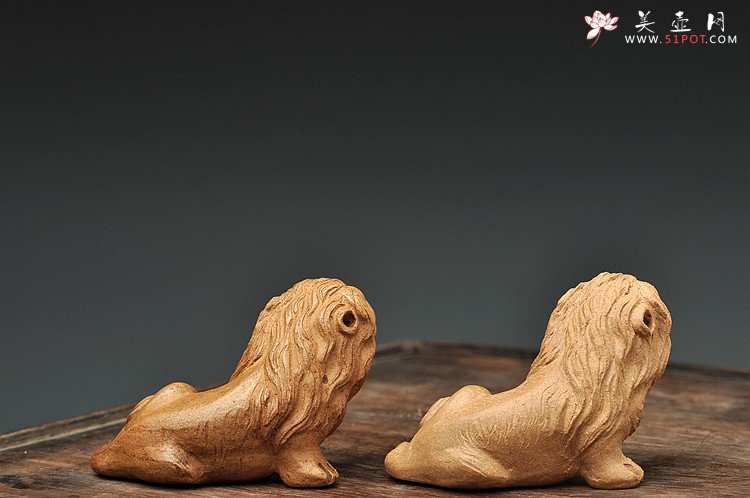 紫砂壶图片：段泥仿民国小狮子 神态生动 左侧为两周泡养效果~ - 美壶网