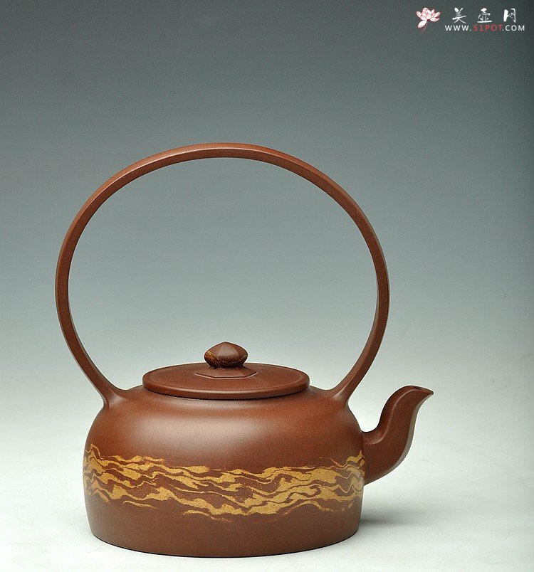 紫砂壶图片：闵祥君癸巳年扛鼎之作 全手超大品大彬提梁 通透绞泥之行云流水 动感十足 - 美壶网