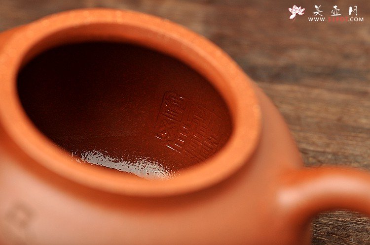 紫砂壶图片：任备安款 全手茄段 造型舒服 工笔装饰 细刻入丝  - 美壶网