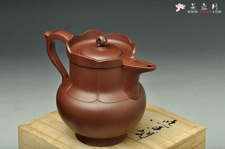 紫砂壶图片：挺拔俊秀  全手莲花僧帽 精工佳作 嵌盖 - 美壶网