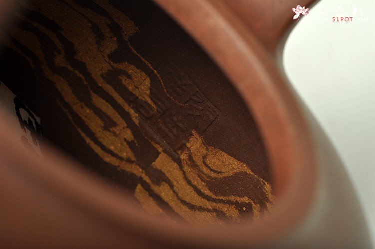 紫砂壶图片：闵祥君癸巳年扛鼎之作 全手超大品大彬提梁 通透绞泥之行云流水 动感十足 - 美壶网