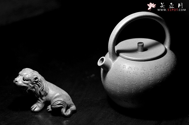 紫砂壶图片：段泥仿民国小狮子 神态生动 左侧为两周泡养效果~ - 美壶网
