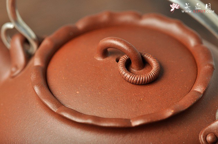 紫砂壶图片：于洪霞全手原创作品 敦厚可人 美人~香莲 纯银提梁 - 美壶网