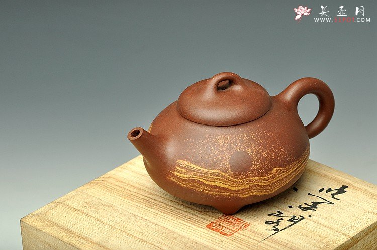 紫砂壶图片：双色通透绞泥 经典器形 全手石瓢 线条流畅 - 美壶网