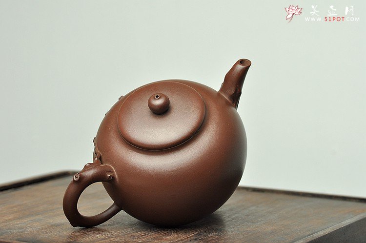 紫砂壶图片：经典作品 刚正挺拔 全手 傲骨寒梅姊妹壶 梅花香自苦寒来 - 美壶网