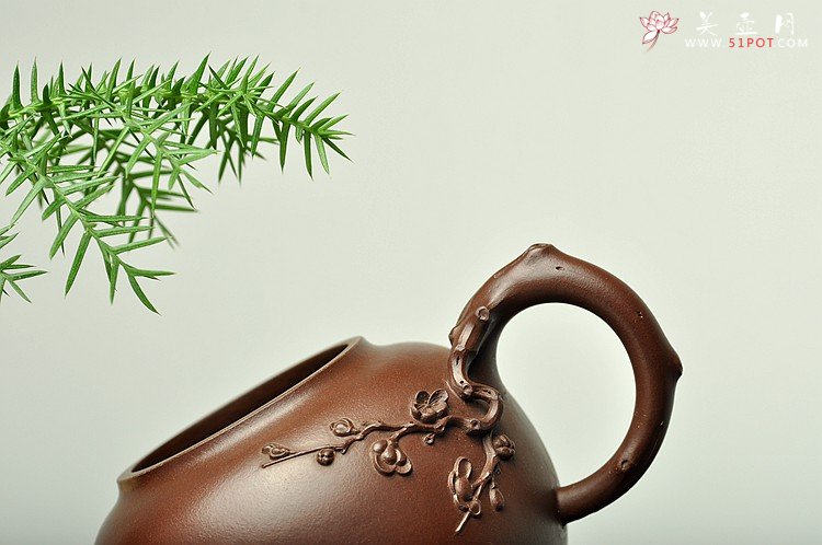 紫砂壶图片：经典作品 刚正挺拔 一捺底 全手傲骨寒梅却有一团和气 - 美壶网