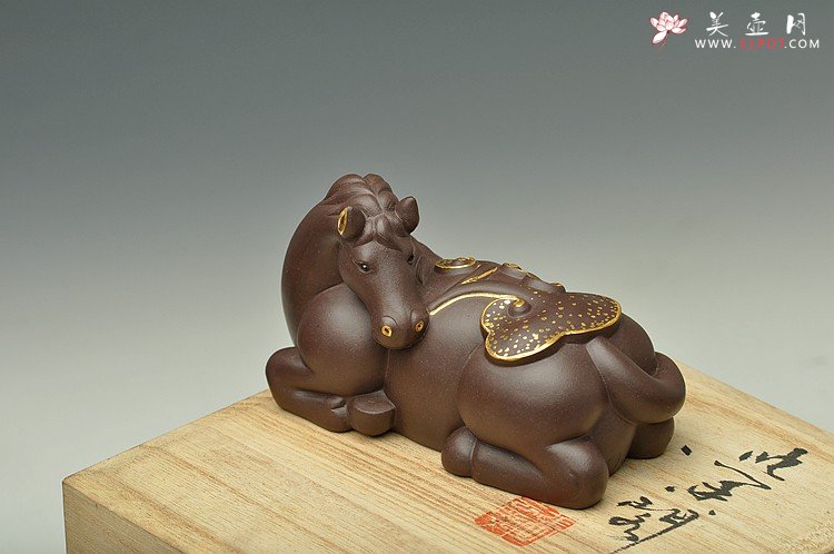 紫砂壶图片：如意宝骏 做工精致 描真金 传神~ - 美壶网