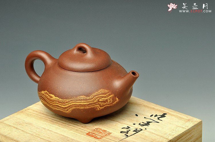 紫砂壶图片：双色通透绞泥 经典器形 全手石瓢 线条流畅 - 美壶网