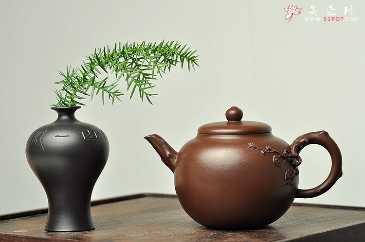 紫砂壶图片：经典作品 刚正挺拔 一捺底 全手傲骨寒梅却有一团和气 - 美壶网