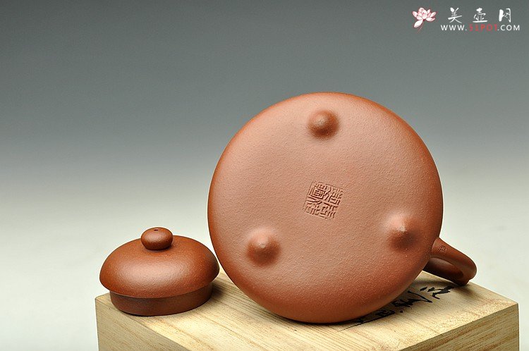 紫砂壶图片：古朴韵雅 张听刚装饰 全手曼生石础 梨皮紫泥 - 美壶网