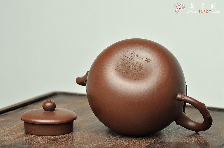 紫砂壶图片：经典作品 刚正挺拔 全手 傲骨寒梅姊妹壶 梅花香自苦寒来 - 美壶网
