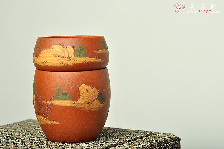紫砂壶图片：泥绘通景山水 老朱泥对杯 相映得趣 - 美壶网