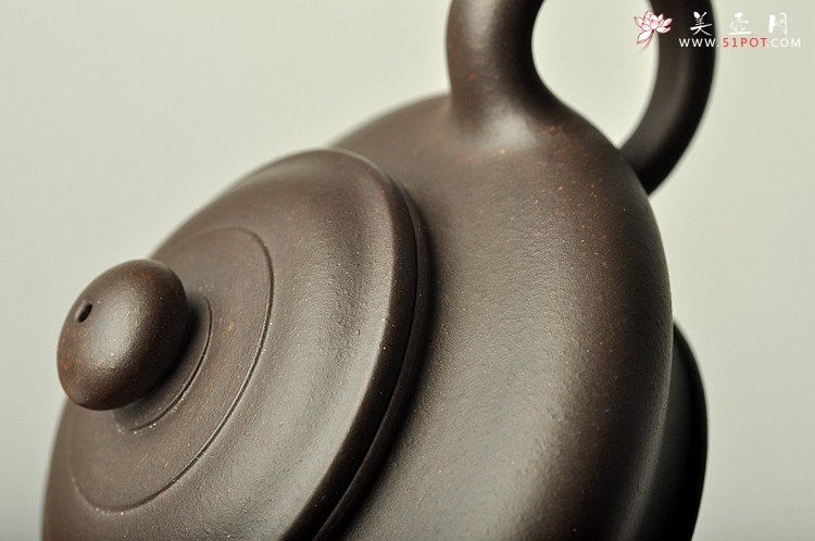 紫砂壶图片：历史泥料 乌泥小掇球和小虚扁 不接受定做 - 美壶网